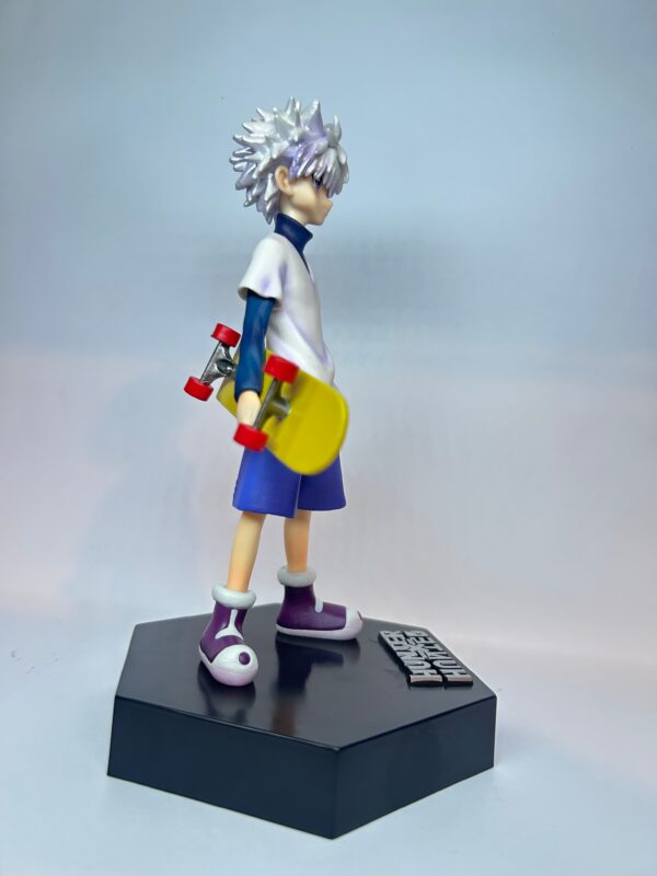 Killua Zoldyck con Patineta