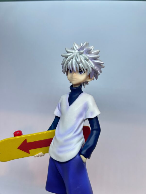 Killua Zoldyck con Patineta