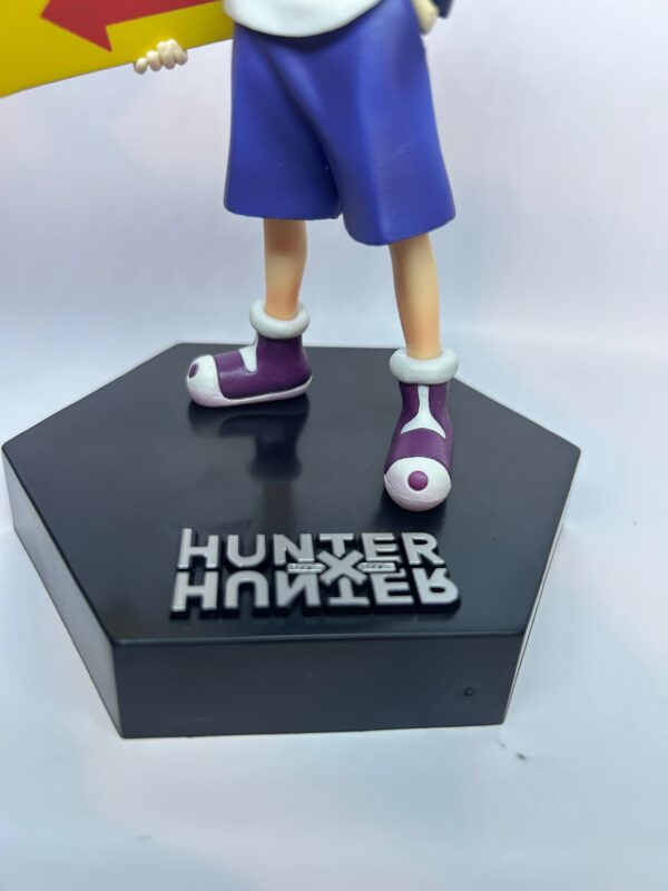 Killua Zoldyck con Patineta