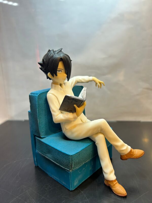 Ray - The Promised Neverland: Sitting Library
